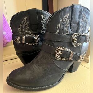 Dingo booties size 10 womens